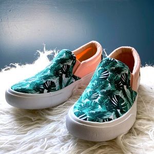 Almost perfect condition slip on Serra tropical print and pink sneakers